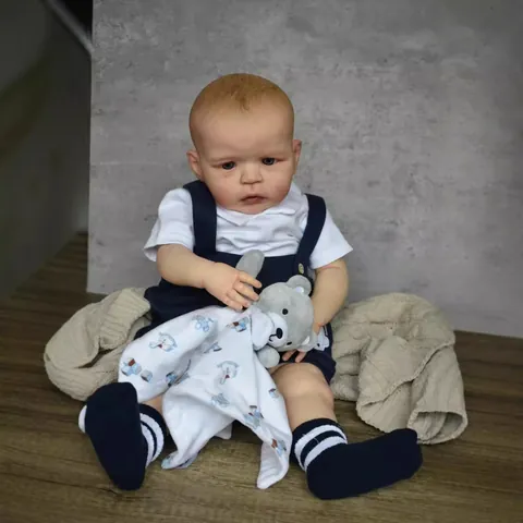 Realistische Reborn Baby Jungen Puppe Mit Marineblauer Latzhose Handgemalten Venen Weiche Silikongliedmaßen Und Baumwollkörper
