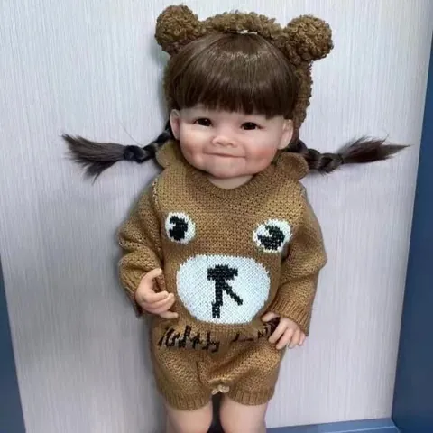 Bambola Reborn Realistica Viso Sorridente Dipinta a Mano Corpo in Vinile Giocattolo per Bambini con Completo in Maglia Orso Marrone e Accessori Regalo per Bambine
