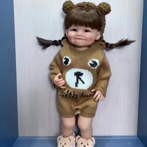 Bambola Reborn Realistica Viso Sorridente Dipinta a Mano Corpo in Vinile Giocattolo per Bambini con Completo in Maglia Orso Marrone e Accessori Regalo per Bambine
