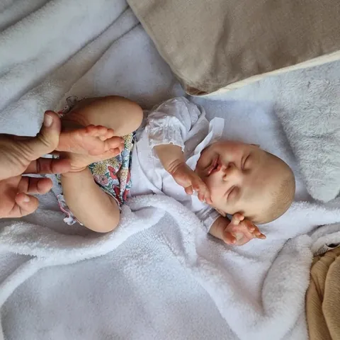 Realistische Reborn Babypuppe Mit Sichtbaren Adern Weiche Silikongliedmaßen Stoffkörper Lebensechtes Schlafendes Neugeborenes Geschenk