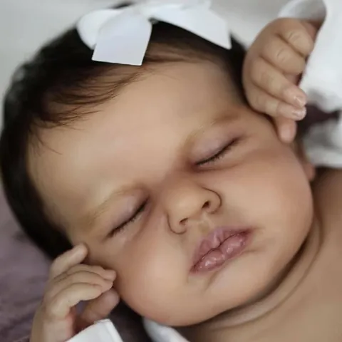 Bambola Reborn Realistica Neonato Che Dorme Corpo in Silicone Capelli Radicati a Mano Con Pagliaccetto Bianco