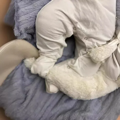 Bambola Reborn Realistica da 60cm Joseph Fatta a Mano con Corpo in Silicone e Stoffa Vene Visibili Bambola Neonato Che Dorme Giocattolo