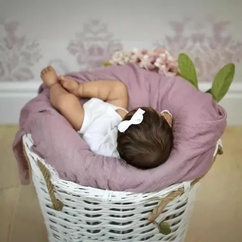 Bambola Reborn Realistica Neonato Che Dorme Corpo in Silicone Capelli Radicati a Mano Con Pagliaccetto Bianco