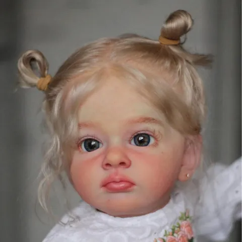 Realistica Bambola Reborn 60cm Capelli Oro Occhi Blu Vestito in Pizzo Bianco Silicone Simulazione Bambina Bambola