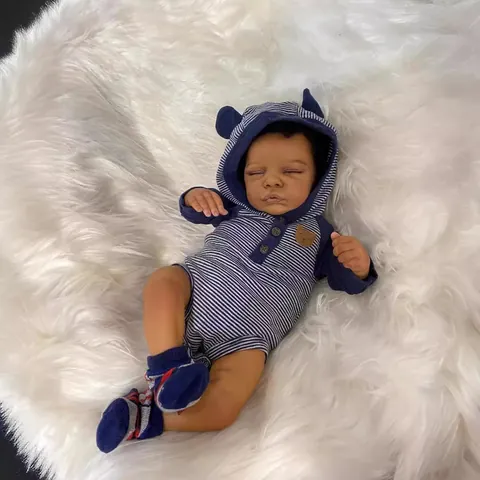 Poupée Reborn Réaliste Teint Foncé Nouveau-Né Fille Endormie Membres en Silicone Corps en Tissu Souple Avec Barboteuse à Capuche Rayée Ours Jouet
