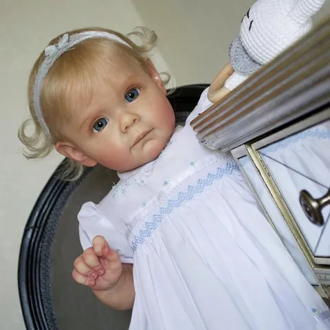 Bambola Reborn Realistica in Silicone Morbido Corpo in Stoffa Bambina Giocattolo Con Capelli Biondi Occhi Blu Vestito Bianco Ricamato