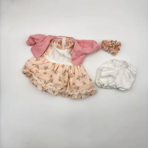 Reborn Baby Poppenkleertjes Bloemenjurk Roze Vest Pofbroekje Hoofdband Accessoires Stijlvolle Poppenoutfit Decoratieve Kleding