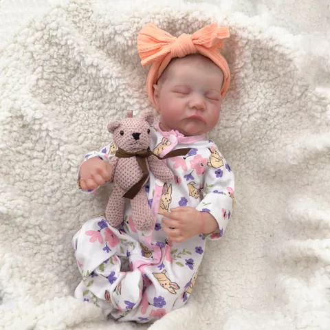 Silikon Ganzkörper Reborn Baby Puppe Realistisch 49cm Neugeborenes Schlafendes Mädchen Mit Blumen-Einteiler Schleife Haarband Strickbär