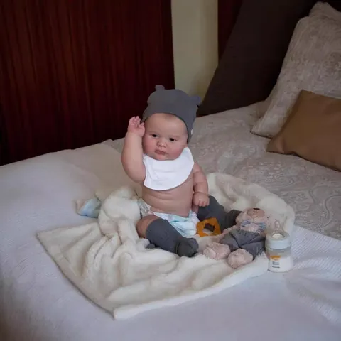 Poupée Bébé Reborn Réaliste Corps en Silicone Vinyle Nouveau-Né Réaliste Jouet Avec Vêtements Bonnet Chaussettes Ours Fait Main