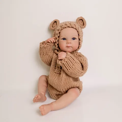 Bambola Reborn Realistica Corpo in Vinile Siliconico Neonato Sembra Vero Con Vestito da Orso a Maglia Bambola d'Arte Lavabile