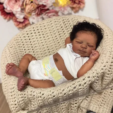 Realistische Reborn Babypuppe Vollsilikon Dunkle Haut Simulationspuppe Mit Gelbem Hut Handverwurzeltes Haar Geschenk