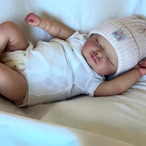 Realistische Reborn Babypuppe Lebensechte Schlafende Neugeborene Mädchen Vinyl Weicher Stoffkörper Mit Rosa Hut Weißer Kleidung Geschenk Für Kinder