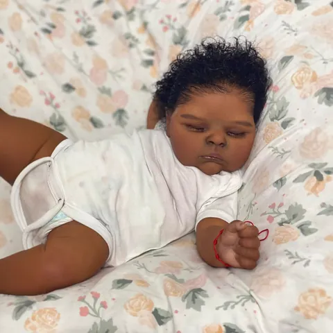 Realistische Afrikanisch-Amerikanische Reborn-Puppe Waschbarer Ganzsilikonkörper Schlafendes Neugeborenes Baby Mit Kleidung