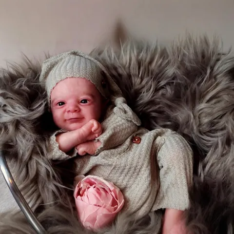 Realistische Reborn Baby Puppe Wie Echt Vinyl Gliedmaßen Weicher Stoffkörper Simulation Neugeborenes Spielzeug Mit Grauem Waffelstrick Set Und Hut