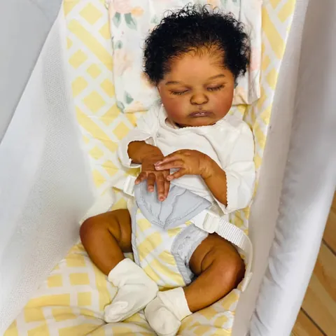 Realistische Reborn Baby Puppe Neugeborene Simulation Puppe Mit Weißem Strampler Dunkle Haut Lockiges Haar Stoffkörper Kinder Geschenk