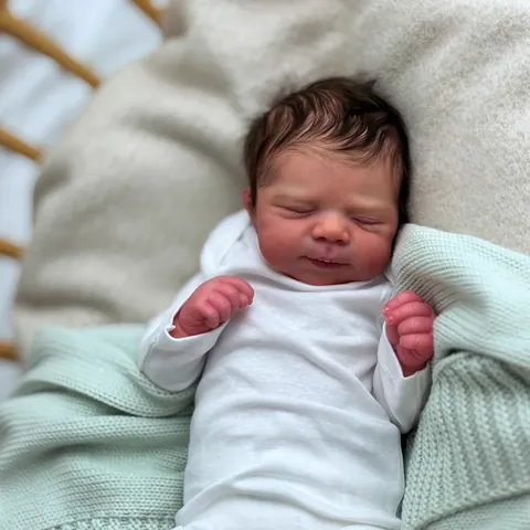 Realistische Reborn Baby Pop Slapende Pasgeborene Met Vinyl Ledematen Stoffen Lichaam Witte Romper Handgemaakt Speelgoed