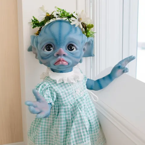 Bambola Reborn Fatta a Mano Alieno Blu Con Abito in Pizzo a Quadri e Corona di Fiori in Morbido Vinile Lavabile Giocattolo Fantasy per Bambini