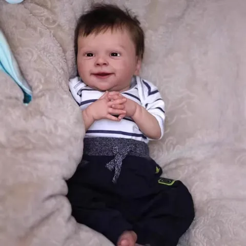 Realistische Reborn Baby Puppe Sebastian Weicher Stoffkörper Handgefertigte Silikon Vinyl Neugeborenen Puppe Blau Gestreift