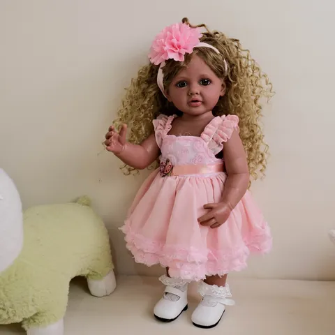 Realistische Reborn Baby Puppe Dunkler Hautton Silikon Ganzkörper Naturgetreue Neugeborene Mädchen Puppe Mit Rosa Spitzenkleid Goldene Locken Handgefertigtes Spielzeug
