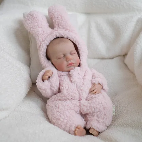 Bambola Reborn Realistica in Vinile Corpo Intero Bimba che Dorme Con Pagliaccetto in Peluche Rosa a Forma di Coniglio Regalo
