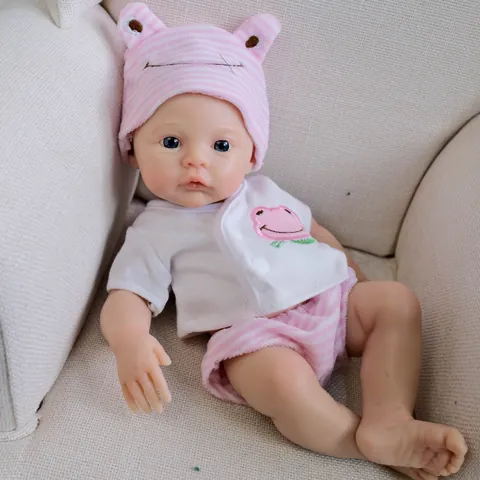 Realistische Reborn Babypuppe Vollsilikon Rosa Froschmuster Outfit Hut Hemd Hose Waschbares Spielzeug Für Kinder Geschenk