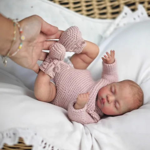 Realistische Schlafende Reborn Babypuppe Lebensechtes Neugeborenes Mädchen Stoffkörper Vinyl Glieder Mit Rosa Strickoutfit Handbemalt