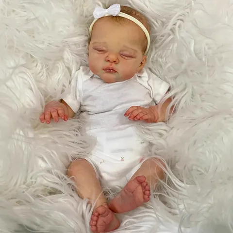 Bambola Reborn Realistica Corpo in Morbido Tessuto Neonato in Vinile Con Pagliaccetto Bianco e Fascia Con Fiocco in Satin