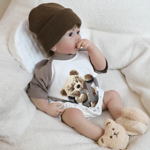 Poupée Reborn Réaliste Corps en Silicone Peinte à la Main Simulation Nouveau-né avec Tenue d'Ours pour Cadeau Enfant
