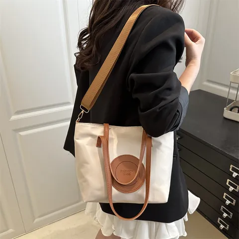 Sac Cabas en Nylon pour Femmes Couleur Contrastée Sac à Épaule Bandoulière Grande Capacité Avec Charme d'Ours en Peluche Mode Quotidien