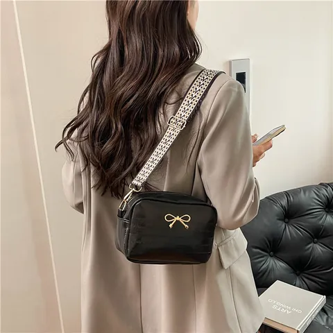 Sweet Women PU Leather Crossbody Bag Gold Bow Decor Wide Geometric Print Strap Small Square Camera Bag For Daily Use