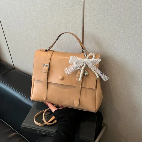 Bolso de Mano de Cuero PU Estilo Academia Retro para Mujer Gran Capacidad Mochila Multiusos Bandolera Con Colgante Perla Artificial