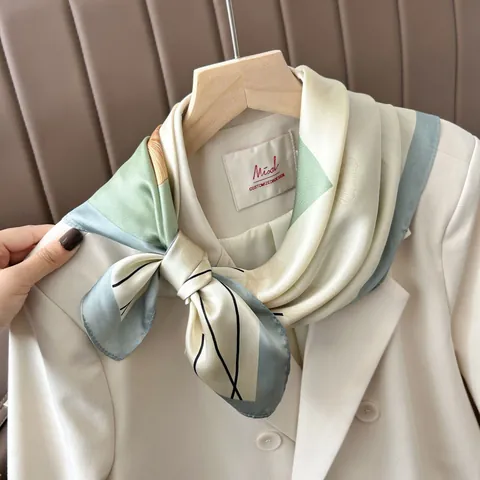 Carré de Soie Satin pour Femme Imprimé Feuilles de Ginkgo Élégant Foulard Décoratif Toucher Soie pour Bureau Accessoire Quotidien