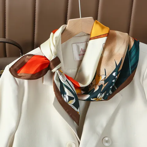 Carré de Soie Satin Vintage Français pour Femmes Élégant Imprimé Floral Fille au Chapeau Foulard Polyvalent Décoratif