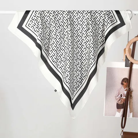 Foulard Carré en Satin pour Femme Imprimé Géométrique de Lettres Vintage Élégant Aspect Soie Polyester pour Bureau Quotidien Voyage