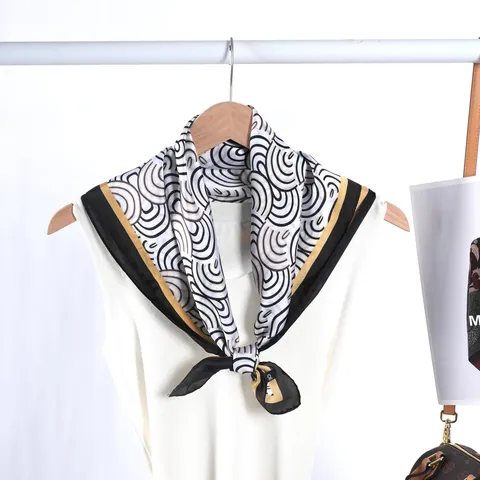 Foulard Quadrato in Raso con Motivo Geometrico da Donna Elegante Sciarpa Retrò con Stampa a Onde Accessorio Moda Versatile