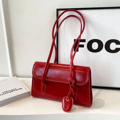 Sac Sous les Aisselles en Cuir PU Minimaliste Femmes Rétro Brillant Sac à Épaule Avec Pendentif Coeur Petit Sac Carré