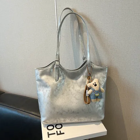 Vintage PU Leather Large Capacity Tote Bag For Women With Bear Pendant Retro Shoulder Bag For Daily Commuting Office