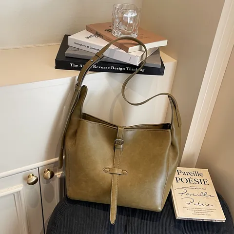 Damen Retro PU-Leder Schultertasche Mit Großer Kapazität Minimalistische Pendler Hobo Handtasche Mit Dekorativer Gürtelschnalle