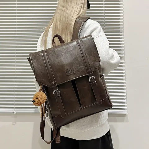 Zaino in Pelle PU Vintage da Donna Grande Capacità Borsa da Scuola per Laptop Stile Coreano Casual Giorno con Ciondolo Orso