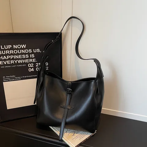 Damen Retro PU-Leder Schultertasche Mit Großer Kapazität Minimalistische Pendler Hobo Handtasche Mit Dekorativer Gürtelschnalle