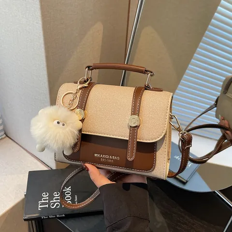 Borsa a Tracolla Piccola Quadrata in Pelle PU Vintage per Donna Borsa a Spalla Classica con Cuciture a Contrasto e Pendente in Peluche