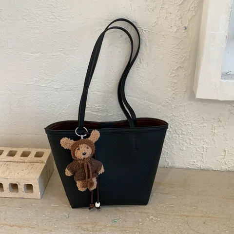 Sac Cabas Femme en Cuir PU Texture Litchi Grande Capacité Minimaliste Rétro Sac à Épaule Avec Pendentif Ours Travail Voyage Navette
