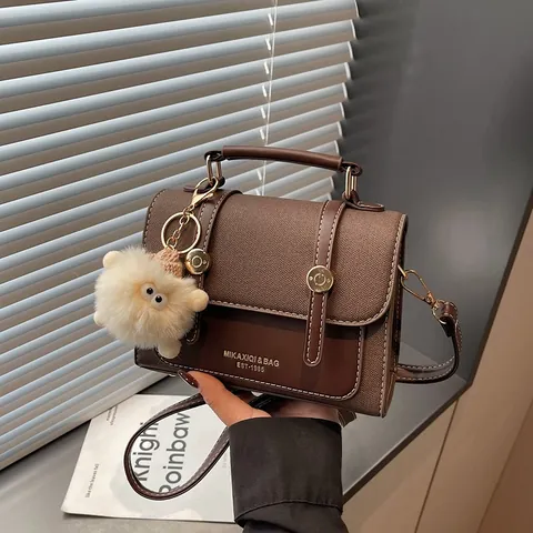Borsa a Tracolla Piccola Quadrata in Pelle PU Vintage per Donna Borsa a Spalla Classica con Cuciture a Contrasto e Pendente in Peluche