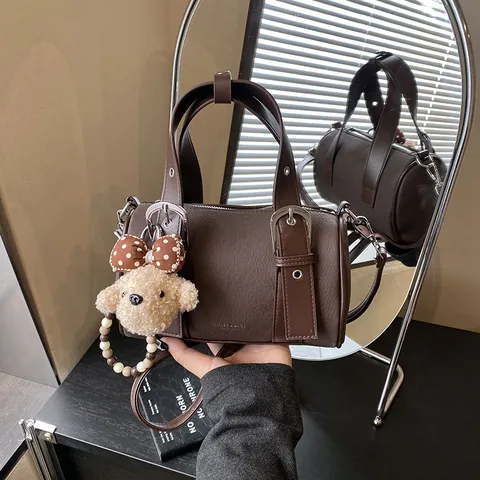 Vintage PU Leder Boston Bag Für Damen Minimalistisch Spleißen Handtasche Mit Plüsch Anhänger Schulter Umhängetasche Alltag