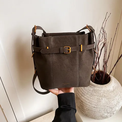 Sac Seau Vintage en Cuir PU pour Femme Minimaliste Sac à Bandoulière Sous le Bras Avec Ceinture Décorative Et Pendentif Ours en Peluche