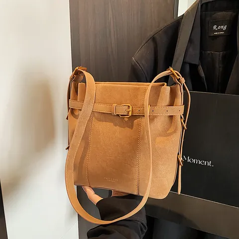 Sac Seau Vintage en Cuir PU pour Femme Minimaliste Sac à Bandoulière Sous le Bras Avec Ceinture Décorative Et Pendentif Ours en Peluche