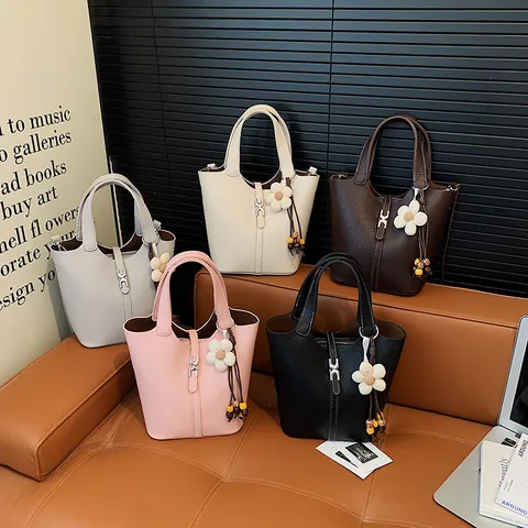 Retro Leder Eimer Tasche Für Frauen Mode Urban Pendeln Lässige Schulter Umhängetasche Mit Blumen Anhänger