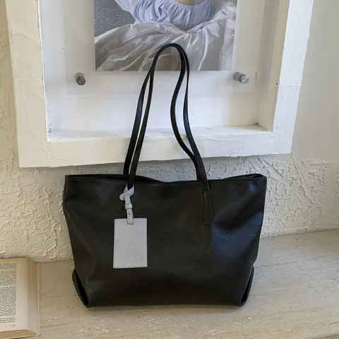 Damen Große Kapazität PU Leder Tragetasche Minimalistisch Retro Lässig Schultertasche Mit Welpenanhänger Mode Pendler Handtasche