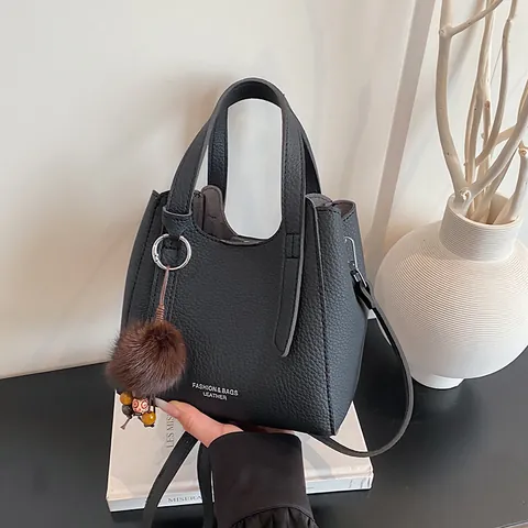 Borsa a Secchiello Donna in Pelle PU Trama Litchi Minimalista Semplice Borsa a Spalla Tracolla Con Pompon Ciondolo Shopping