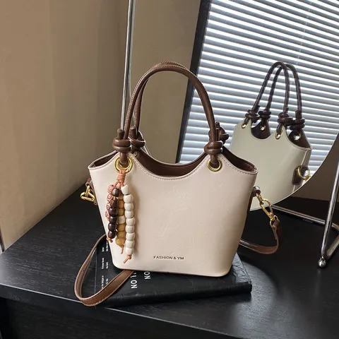 Vintage Damen Beuteltasche aus Kunstleder Minimalistische Umhängetasche Handtasche Perlenanhänger Alltag Pendeln Tasche